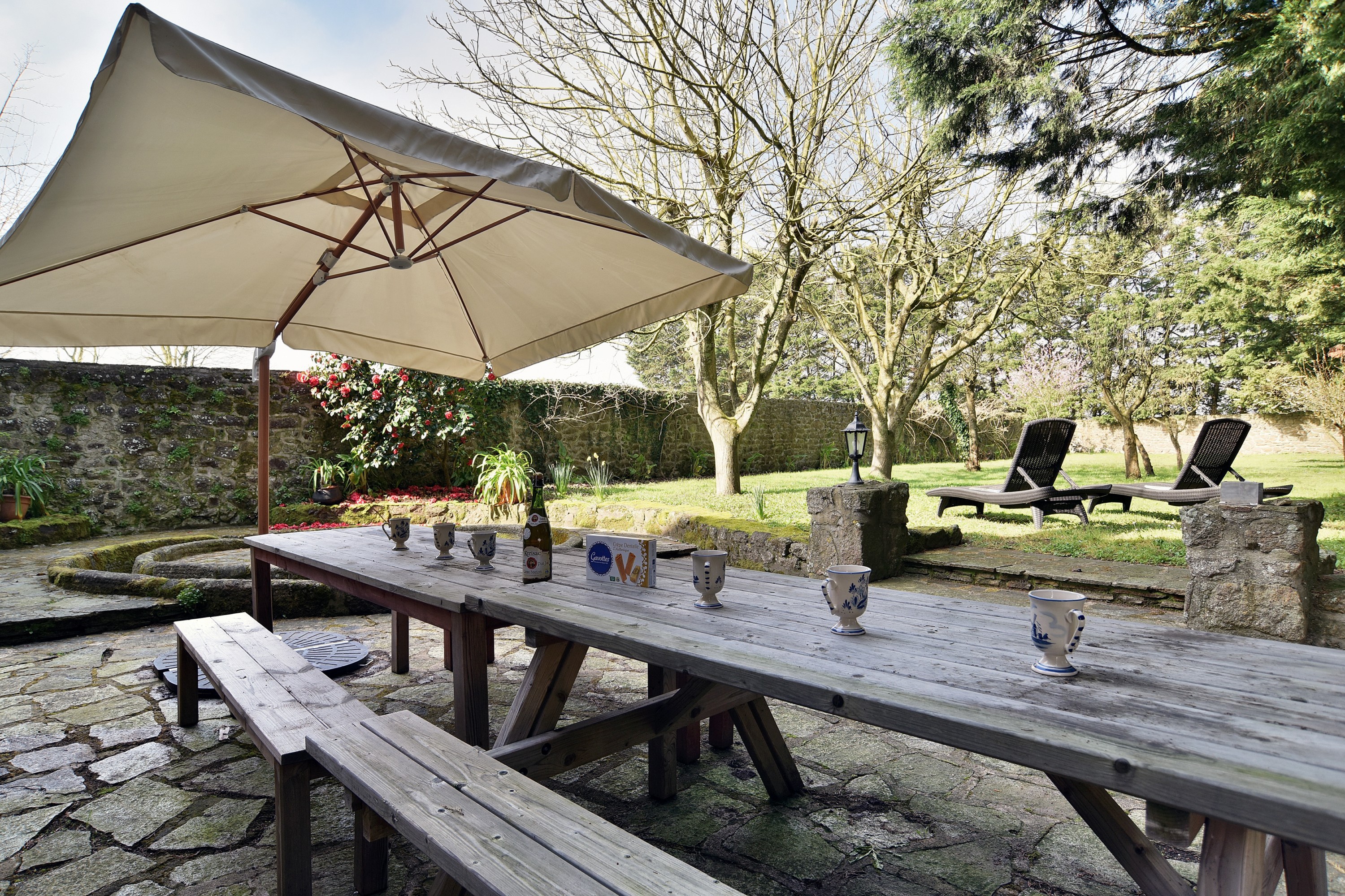 Vous profiterez de la terrasse avec tables de jardin, parasol et transats.1500 m² d'espaces verts : pelouses, vergers, espace de jeux pour enfants.