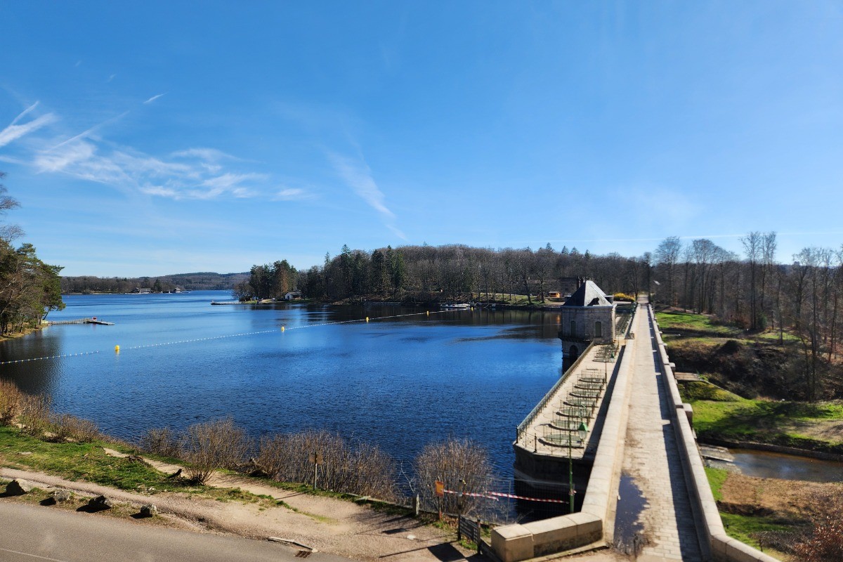 VUE DU LAC DES SETTONS SUR LE BARRAGE
