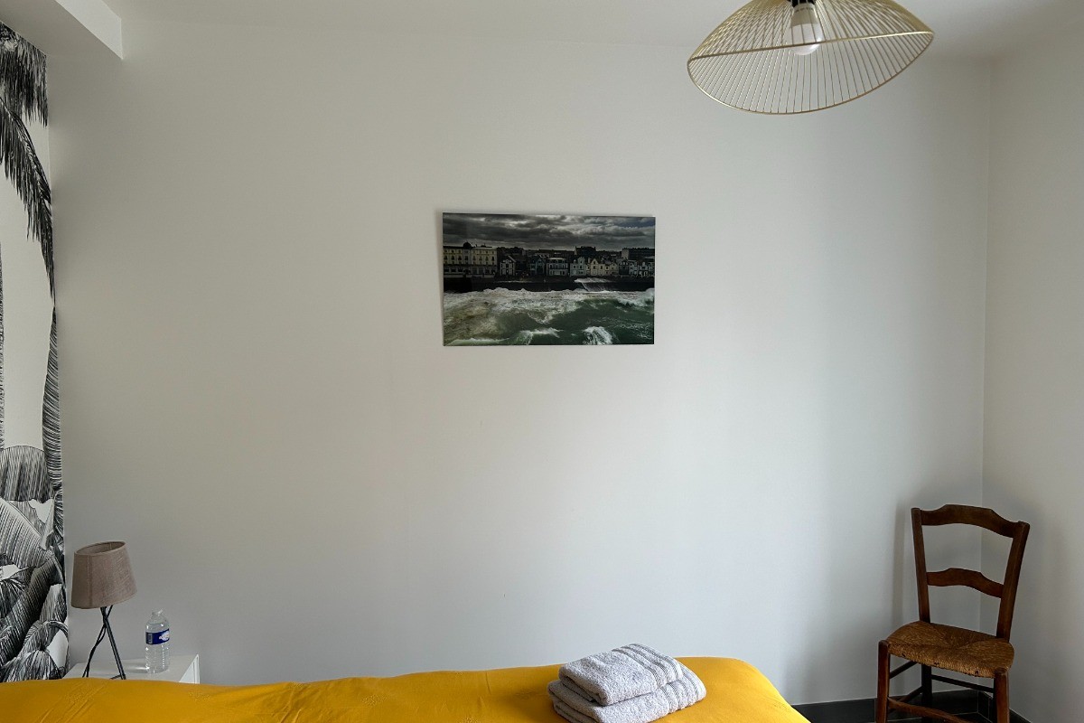 Chambre lumineuse pour 2 personnes (lit 160x200 cm) avec terrasse attenante.
Dressing, TV, bouilloire, douche à l'italienne, WC séparé.