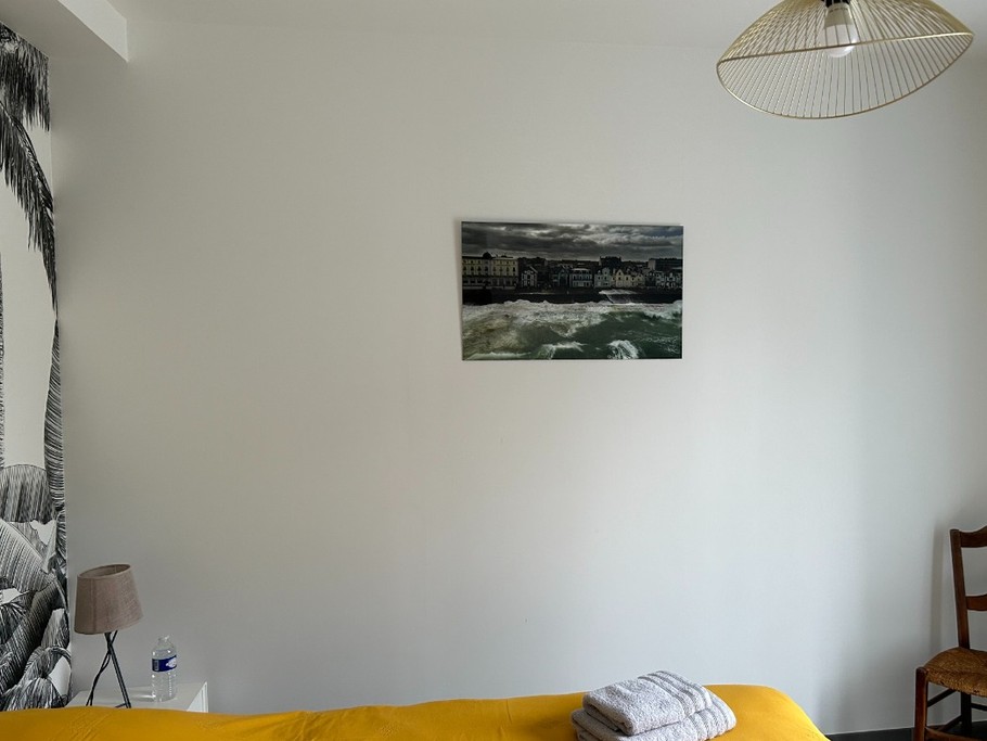 Chambre lumineuse pour 2 personnes (lit 160x200 cm) avec terrasse attenante.
Dressing, TV, bouilloire, douche à l'italienne, WC séparé.