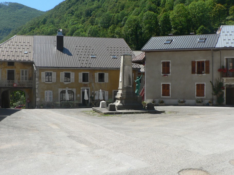 place Saint-Roland