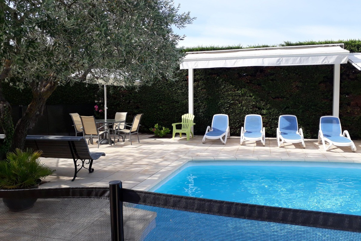 La piscine et ses transats