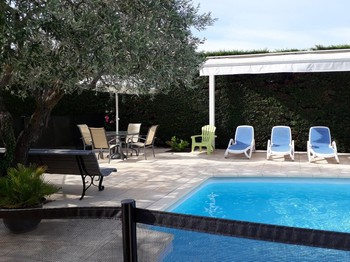 La piscine et ses transats