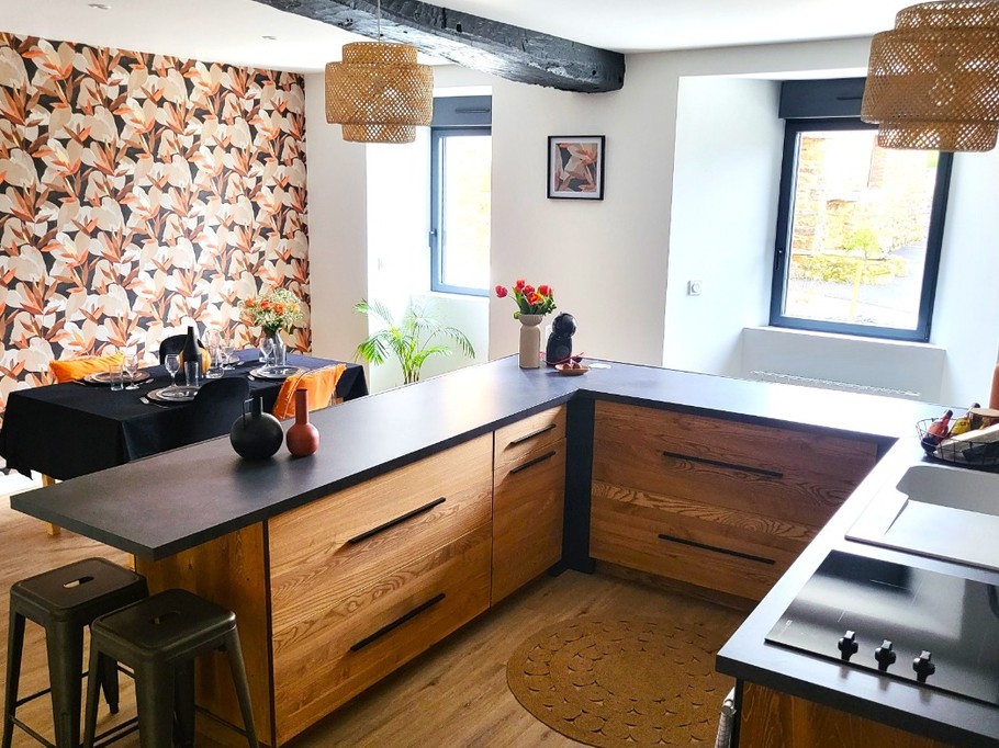 Pièce de vie au rez-de-chaussée avec sa cuisine ouverte, un coin séjour, un coin salon. 2 escaliers de part et d'autres desservent les 2 chambres.