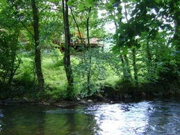 Terrasse surplombant la rivière  gîte de Trézagou St Céré LOT 46400