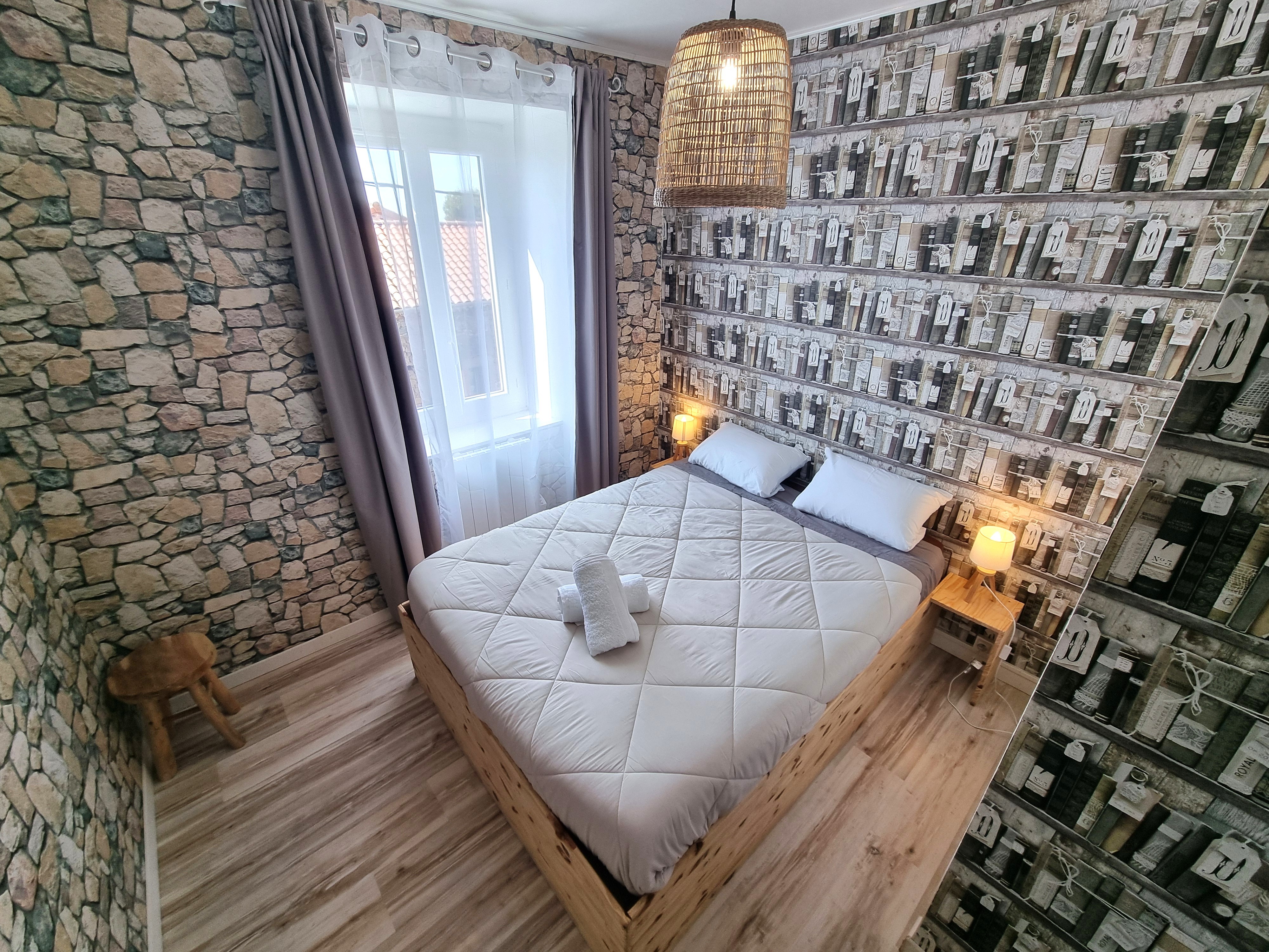 Chambre 1 « Marron » : 1 lit 140 cm × 190 cm