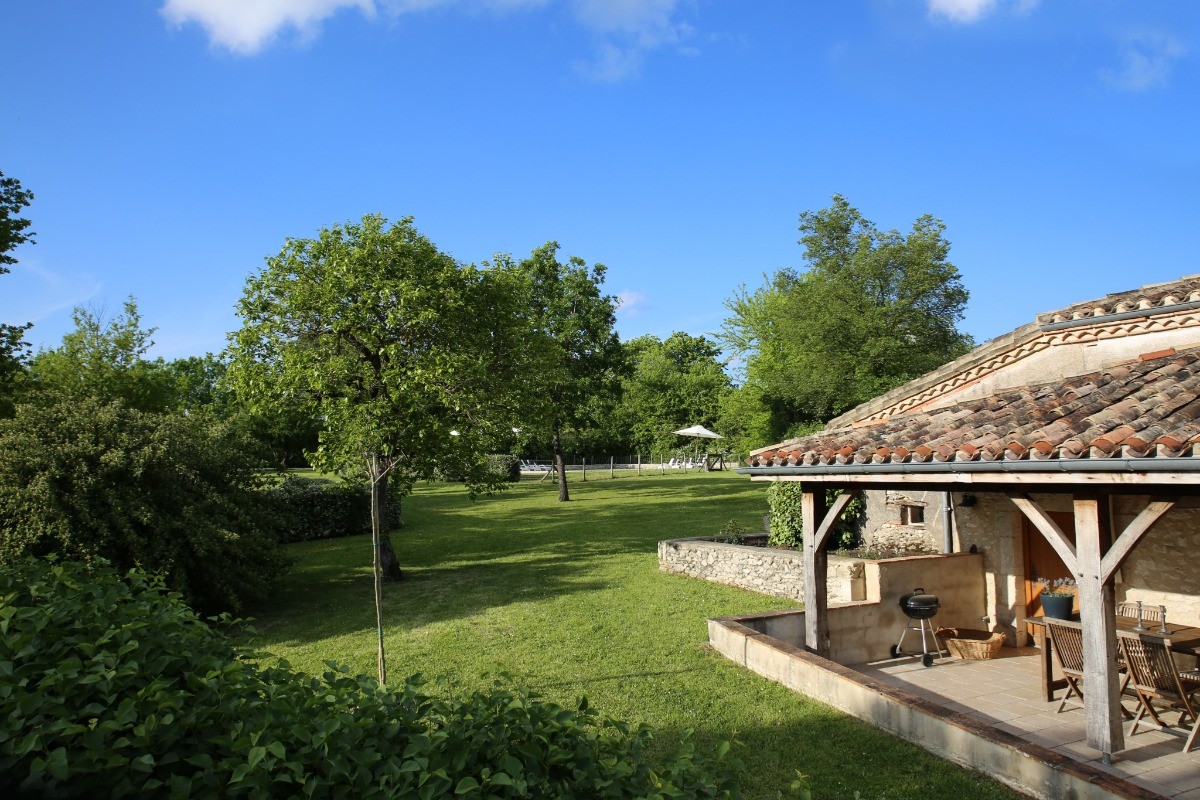 Vue sur piscine, à partir de la maison La Bouchonnière, Domaine de vacances Boulède, entre Lot et Dordogne, 5 maison de vacances 4 étoiles, 2 piscines