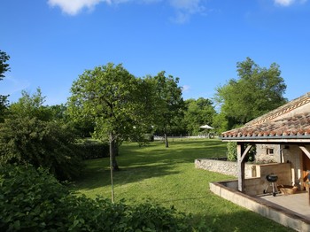 Vue sur piscine, à partir de la maison La Bouchonnière, Domaine de vacances Boulède, entre Lot et Dordogne, 5 maison de vacances 4 étoiles, 2 piscines