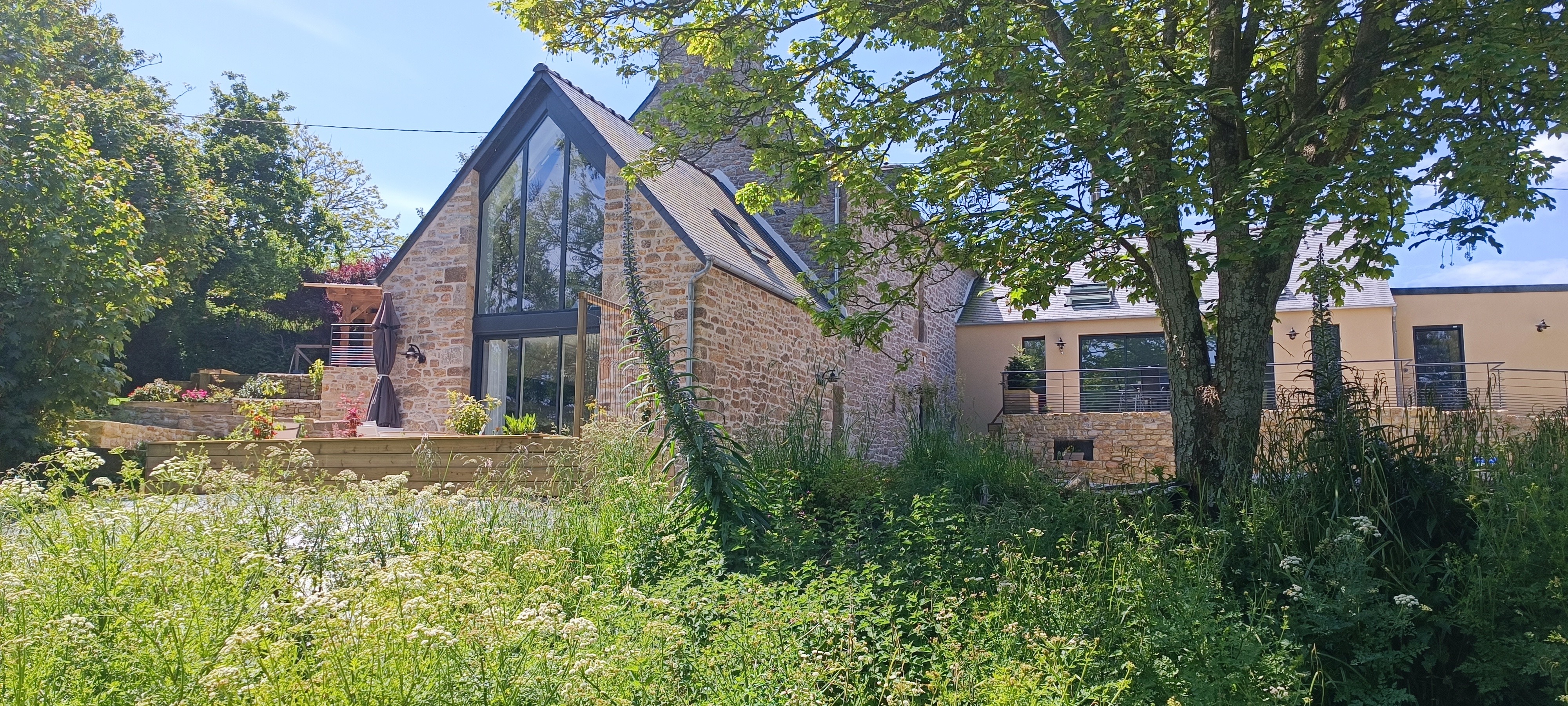 le moulin de kerloroc vue de la prairie du gîte