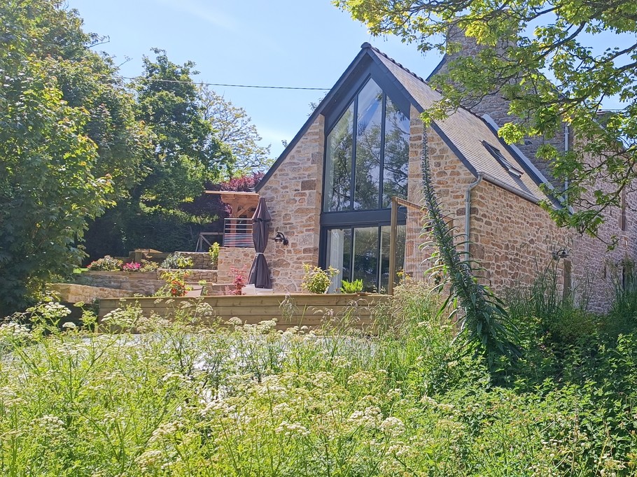 le moulin de kerloroc vue de la prairie du gîte