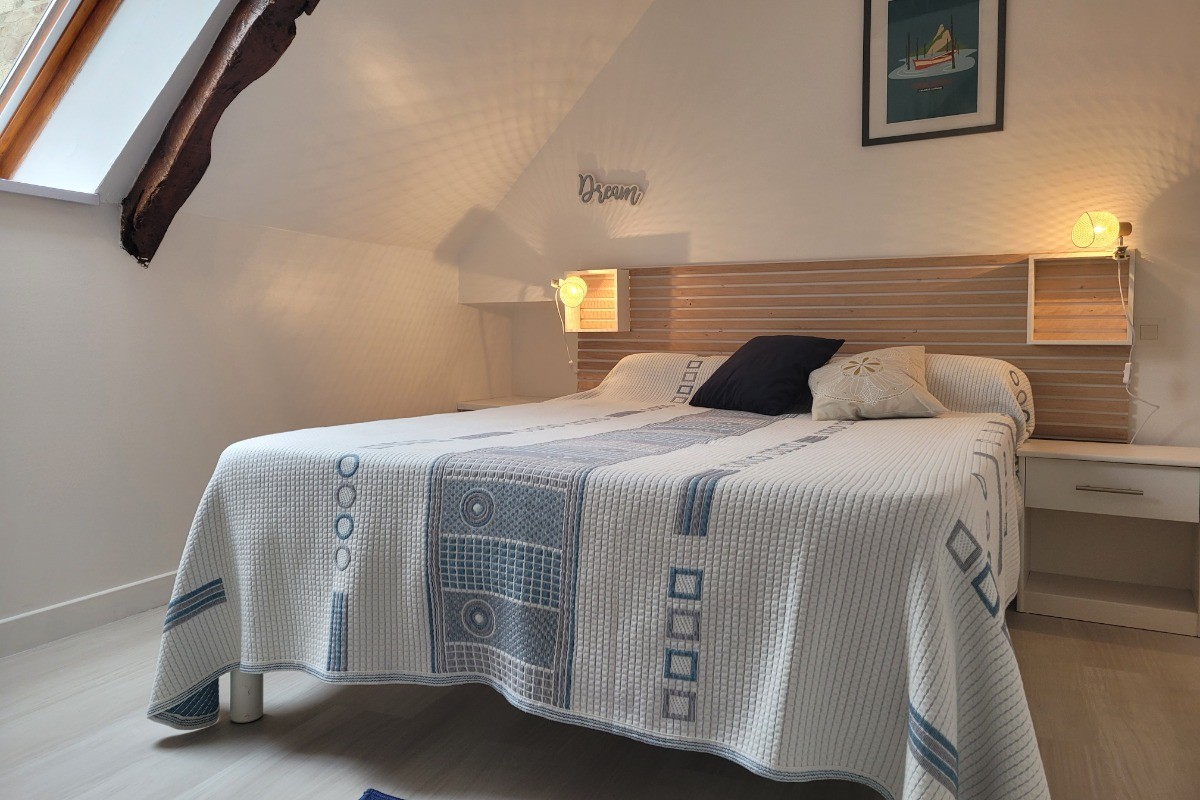 Location, La longère, Armelle Lec'hvien, Ploubazlanec, chambre de l'étage lit 140