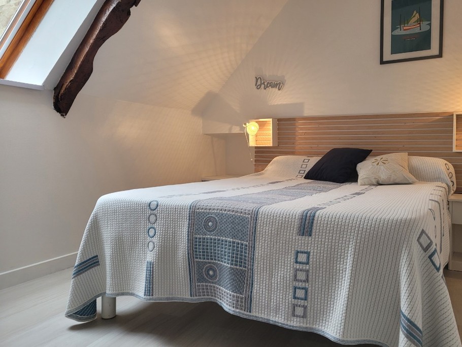 Location, La longère, Armelle Lec'hvien, Ploubazlanec, chambre de l'étage lit 140