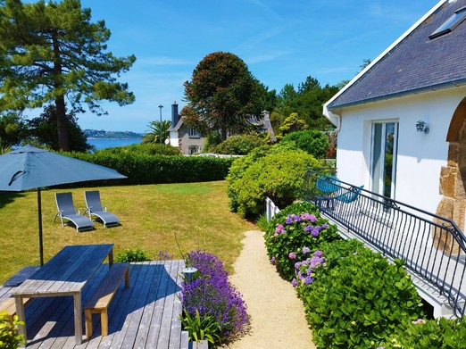 Maison, vue extérieure avec salon de jardin et vue mer