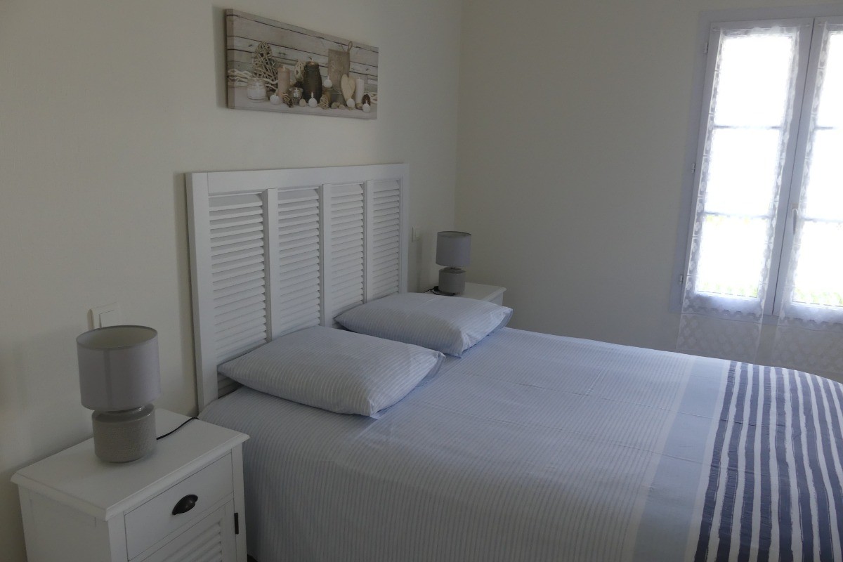 Chambre 1 avec un lit en 140