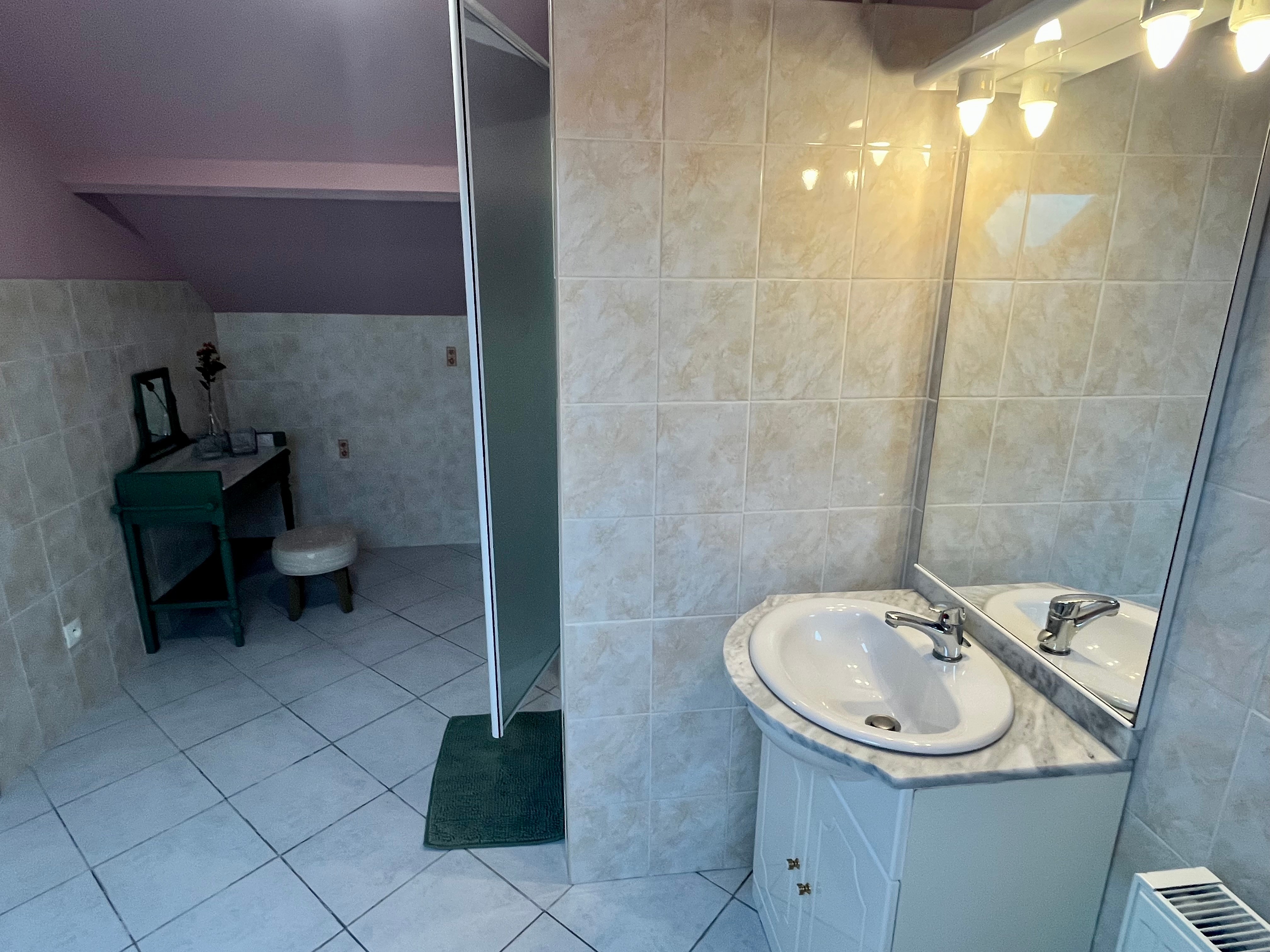 Deuxième salle de bain avec douche