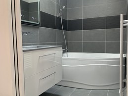 Salle de bain attenante à la chambre 1