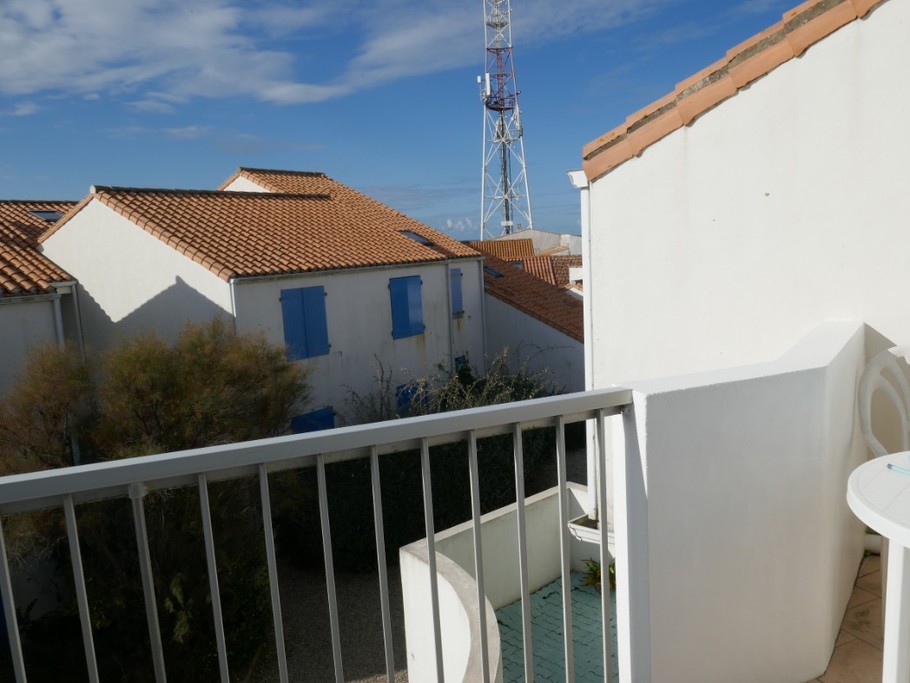 Balcon avec salon de jardin