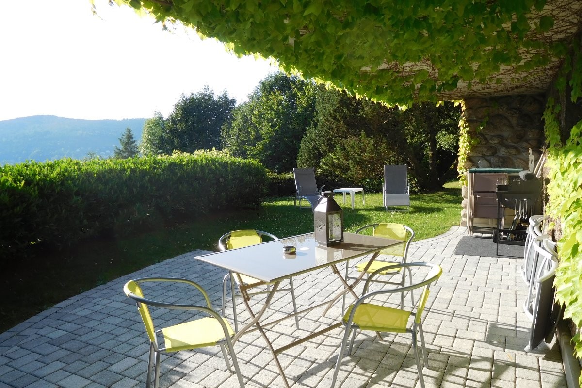 La terrasse avec barbecue - Gîte Sunny Hill