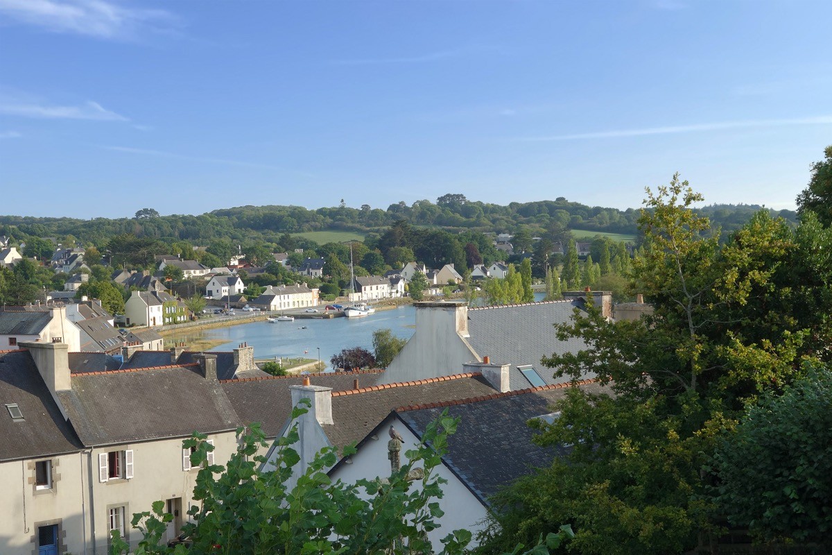 Vue du gîte sur le port de Daoulas à marée haute.