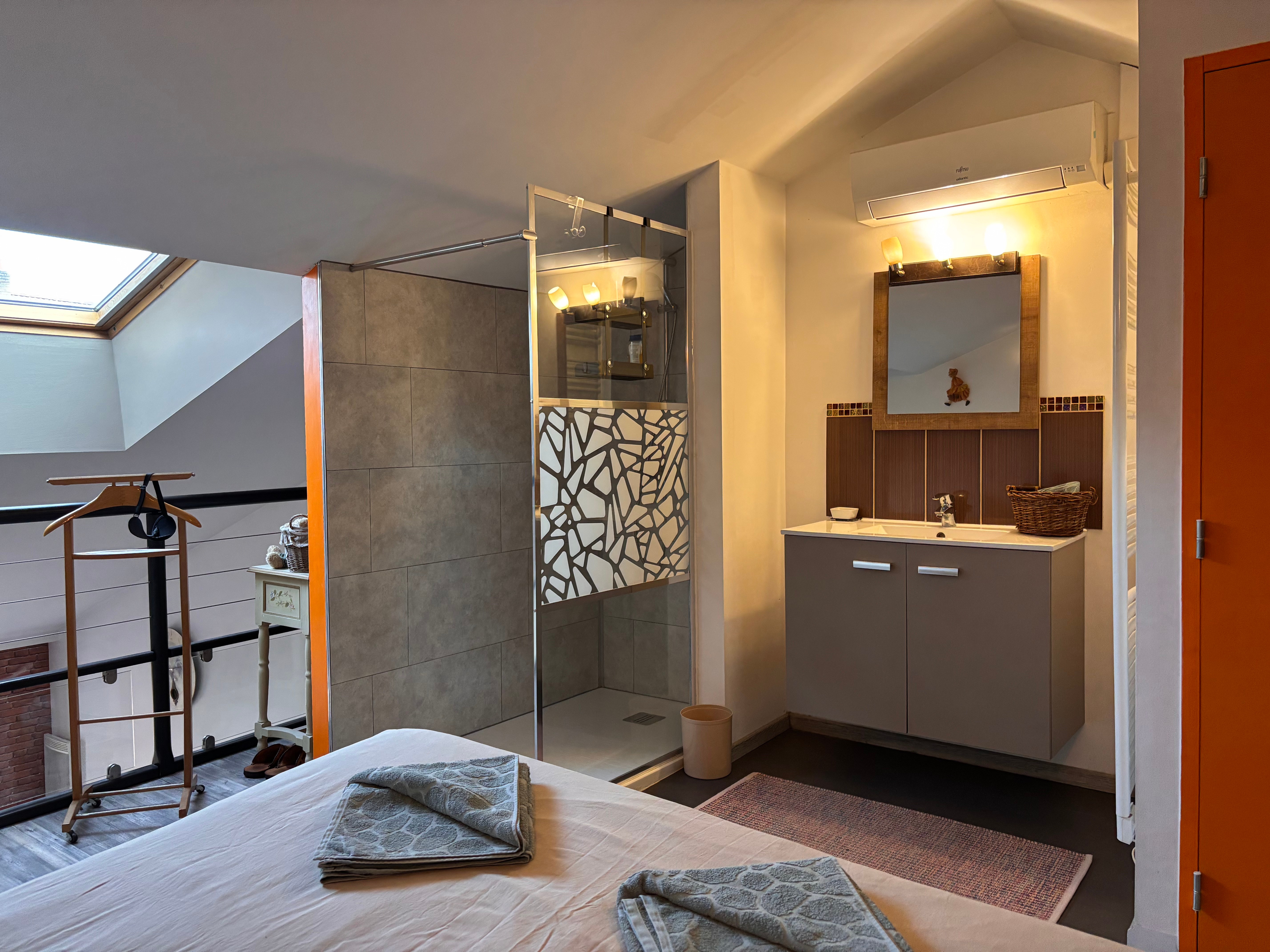 Salle d'eau ouverte sur la chambre - Appartement La Porte des Vosges - Raon l'Etape