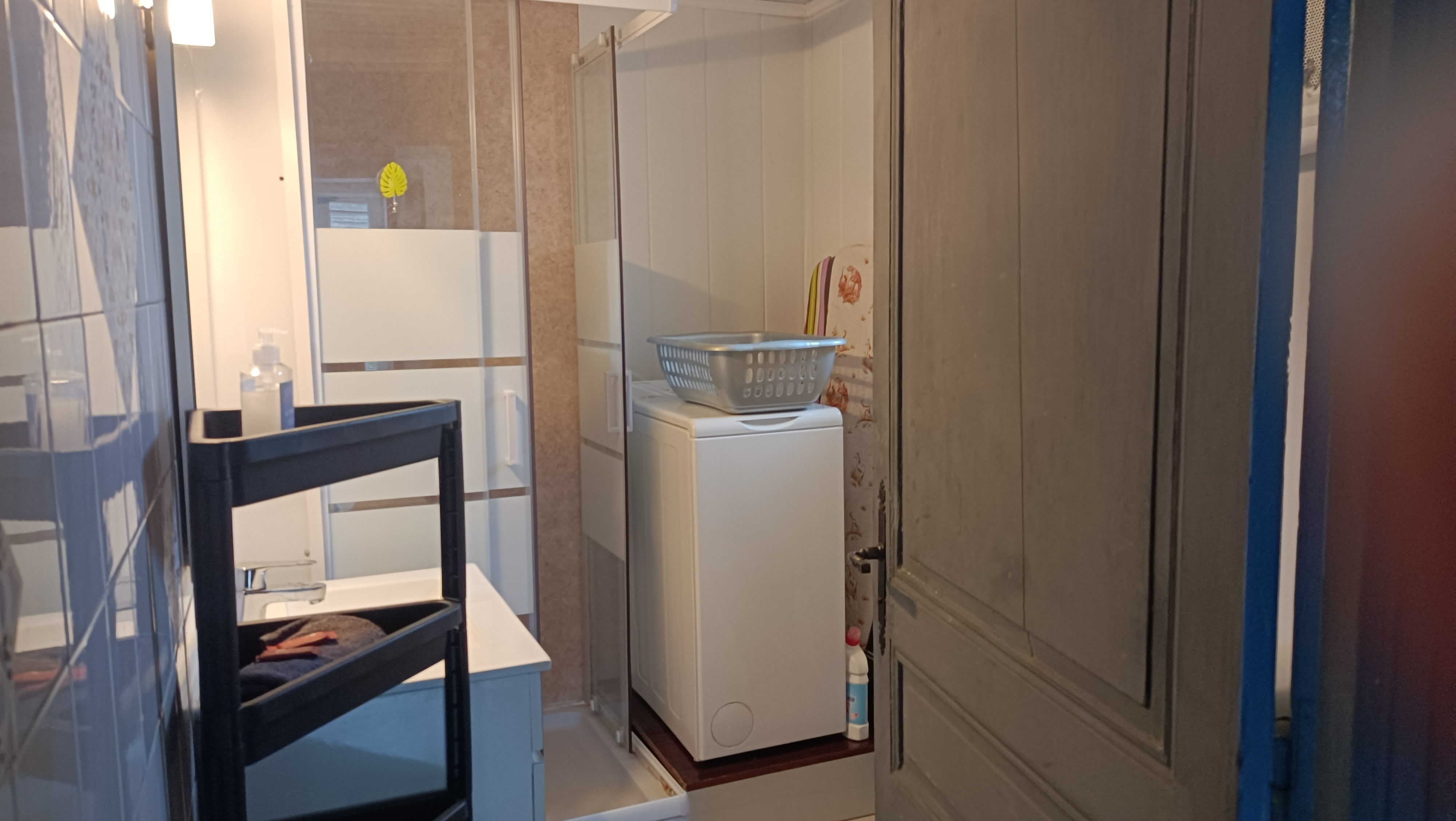 "Chez Guéguette" à Saint Jean Saint Gervais : la salle d'eau du rez de chaussée avec WC