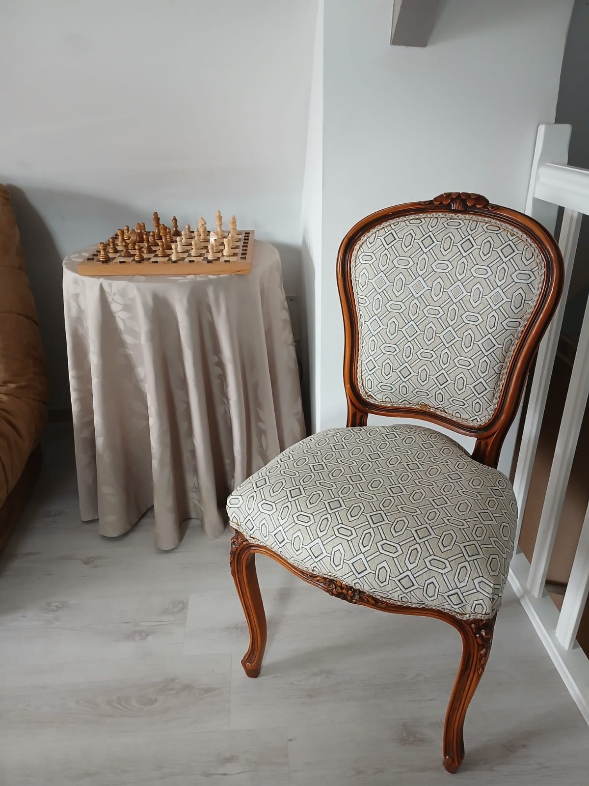 Relaxation area with sofa, armchair, board games. The first floor is entirely reserved for passing travellers.