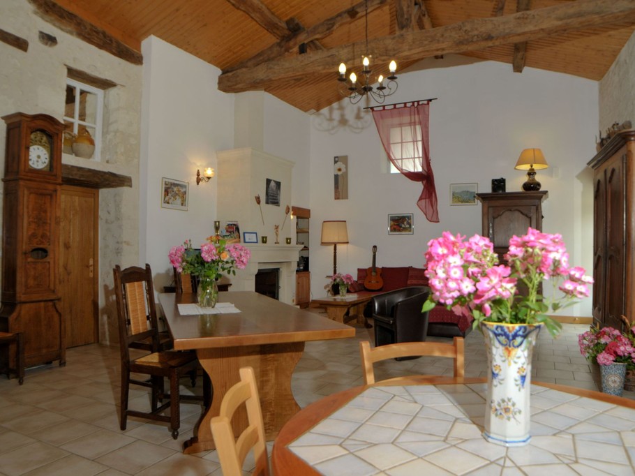 Gite La Grange Chez Bariot pour 10 personnes avec piscine et jacuzzi intérieur en Charente