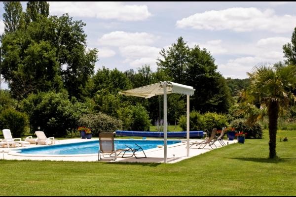 La très belle piscine pour se reposer dans un cadre buccolque!