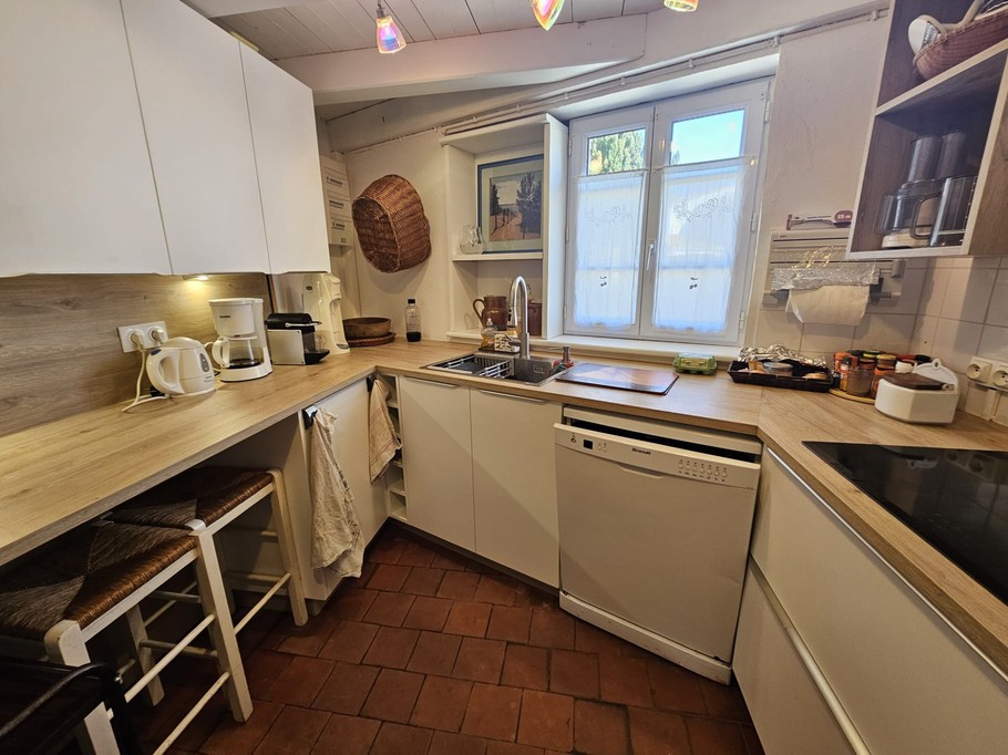 Fitted kitchen with electric oven, microwave, Nespresso, kettle, dishwasher and washing machine