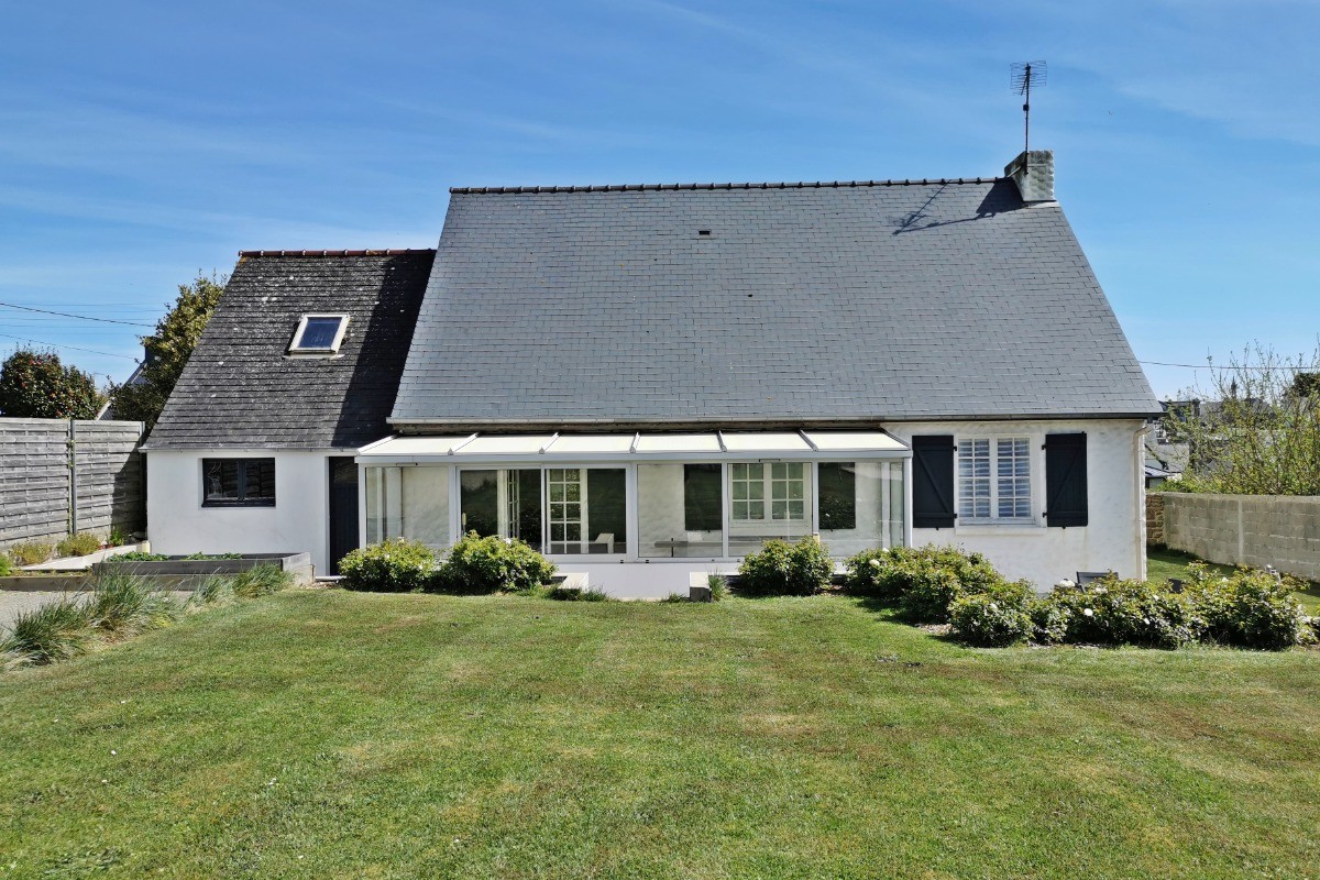 L'arrière de la maison avec véranda, terrasse, terrain de pétanque sur grand jardin clos