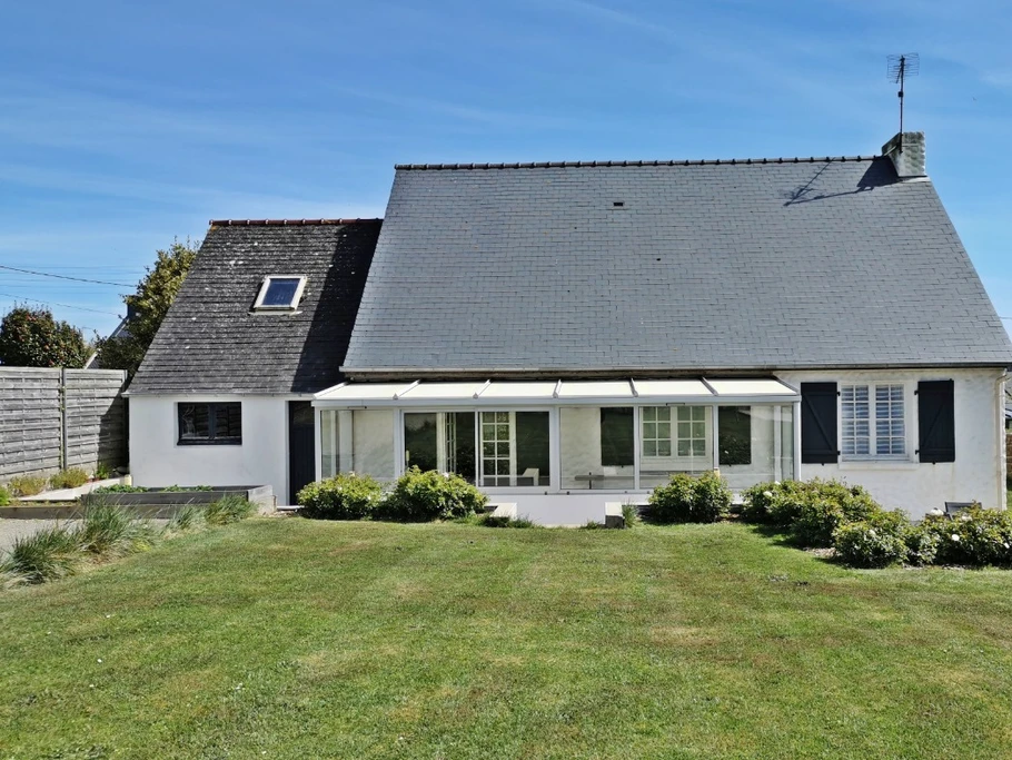 L'arrière de la maison avec véranda, terrasse, terrain de pétanque sur grand jardin clos