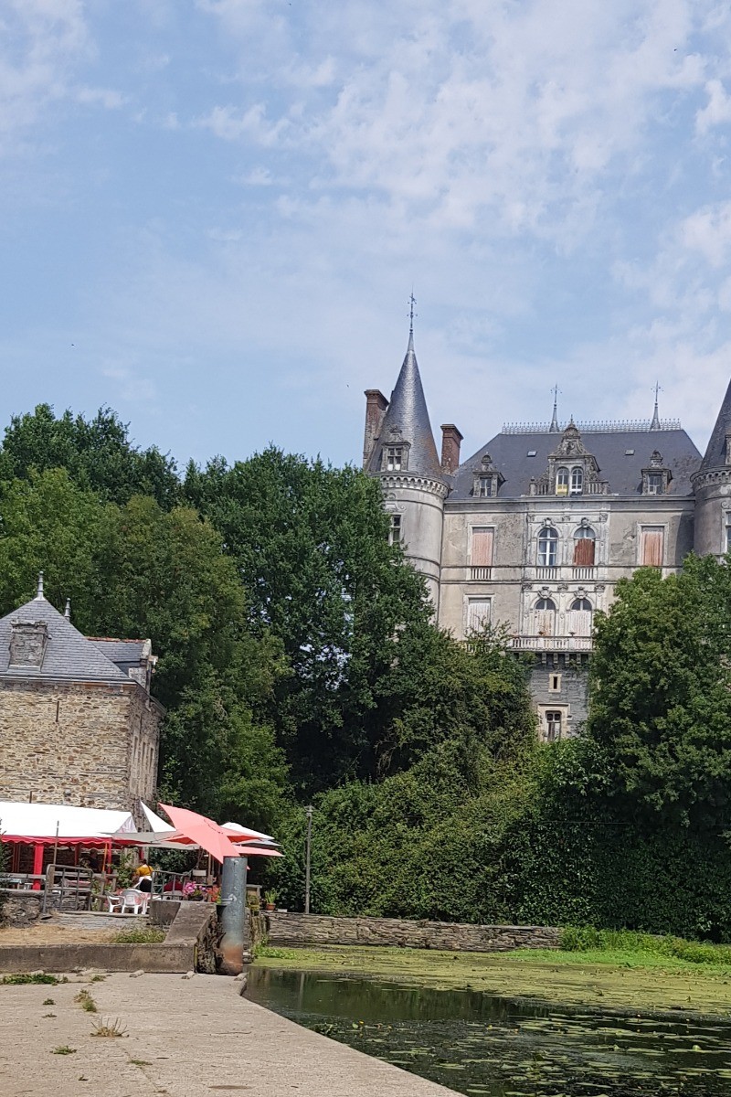 Crêperie sur la rivière LE DON.
