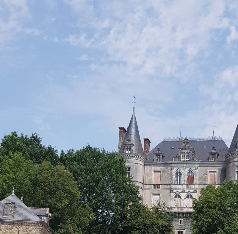 Crêperie sur la rivière LE DON.