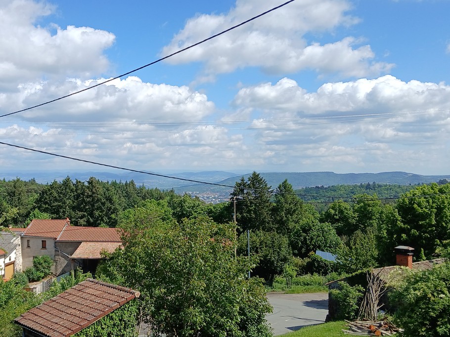Gîte "Les Châtaigniers", Sarcenat, Orcines, Puy de Dôme, Auvergne - Vue du balcon