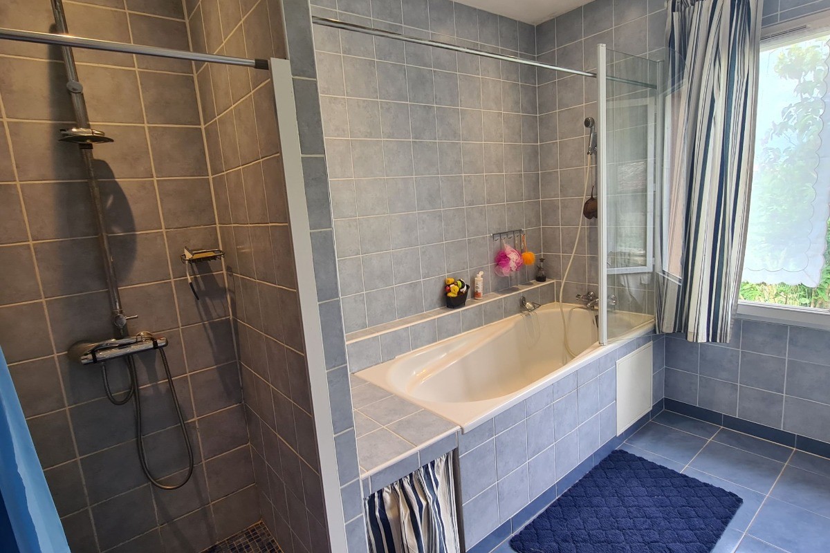 Grande salle de bain avec douche, Chambres d'hôtes La Maison aux Roses près du Futuroscope, La Vallée des Singes, à Valence de Poitou en Vienne