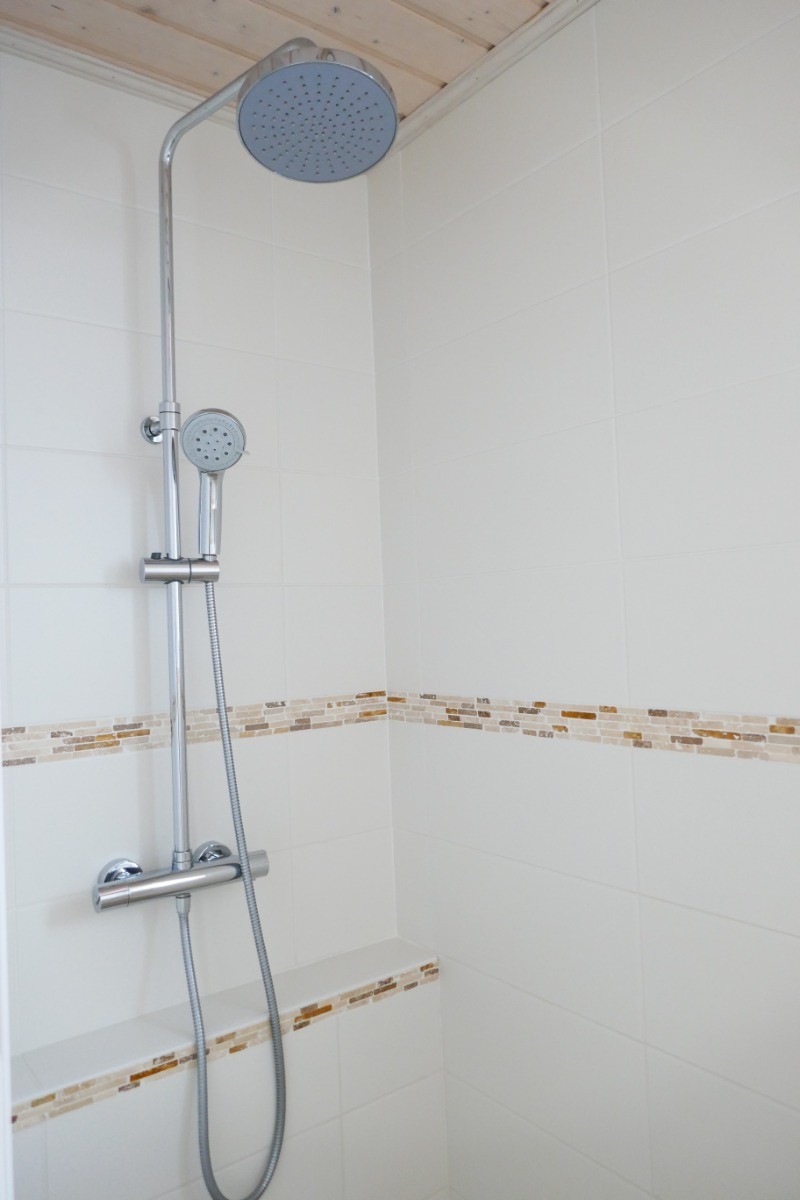 Salle d'eau avec douche à l'italienne
