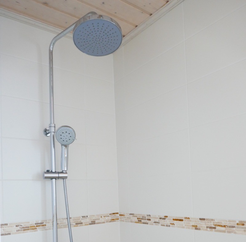 Salle d'eau avec douche à l'italienne