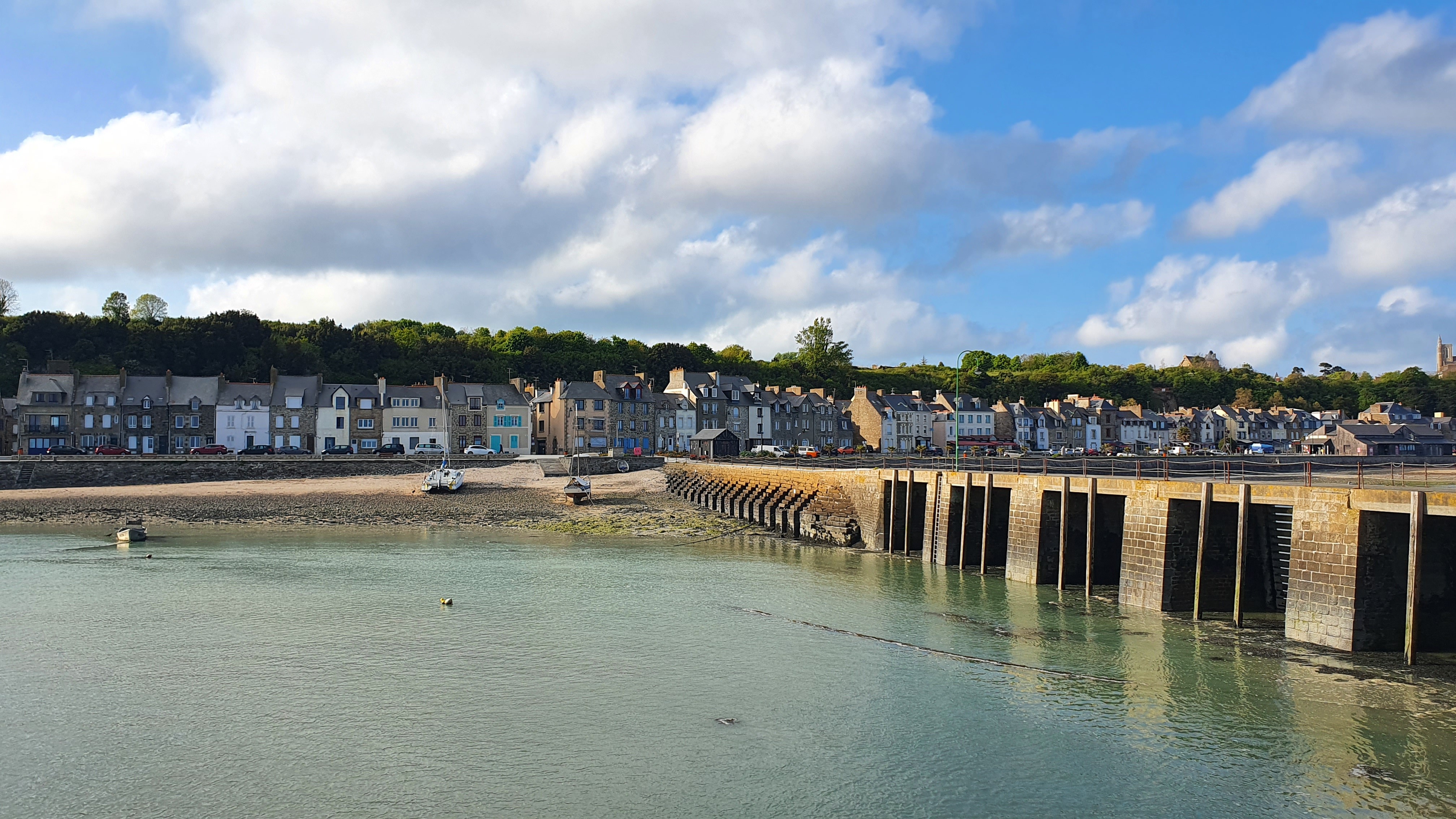 Vue du Port de la Houle à Cancale depuis la cale de l'Epi.