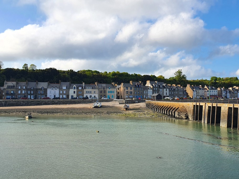 Vue du Port de la Houle à Cancale depuis la cale de l'Epi.