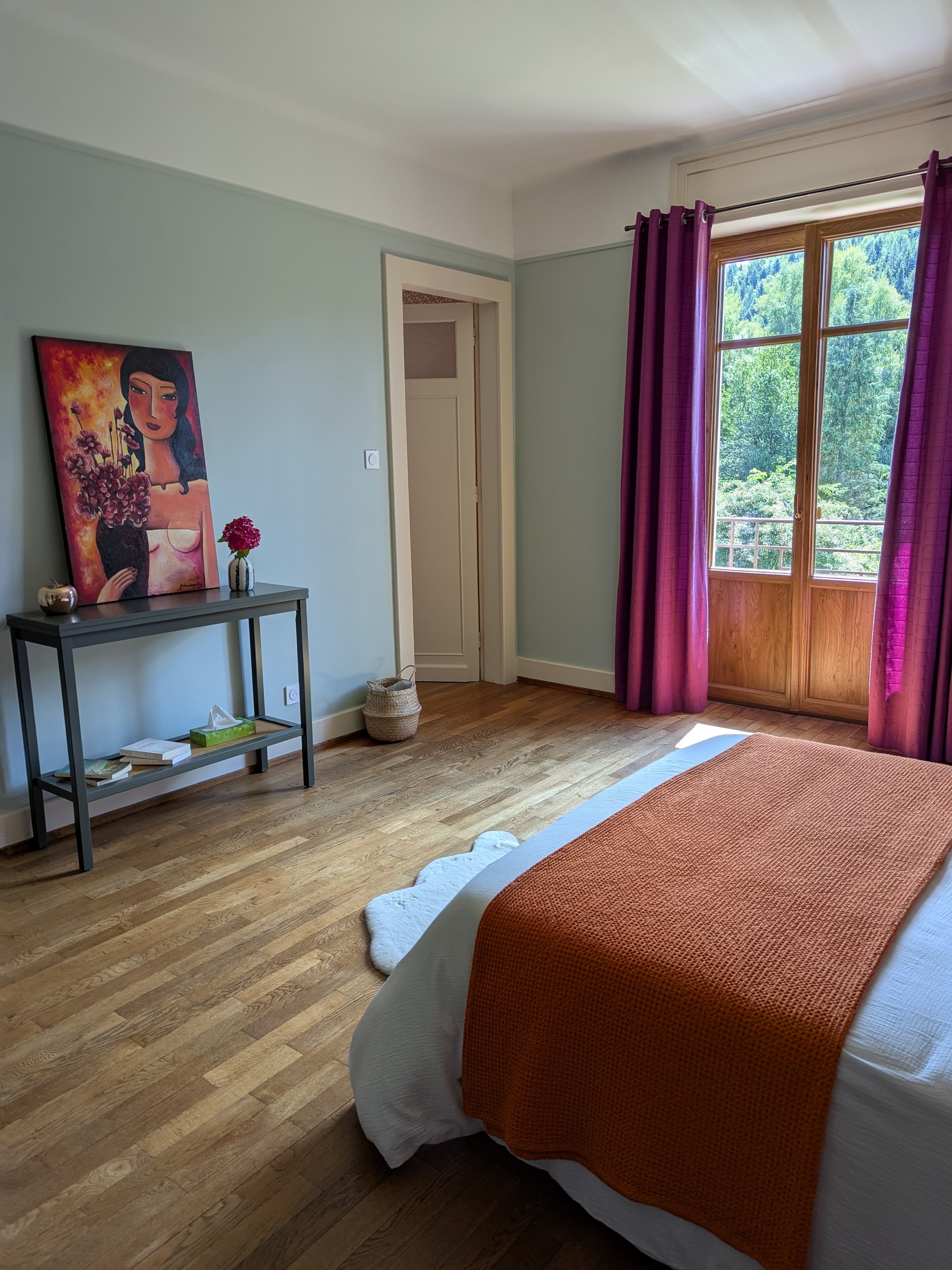 Connecting door between the 2 bedrooms in the suite