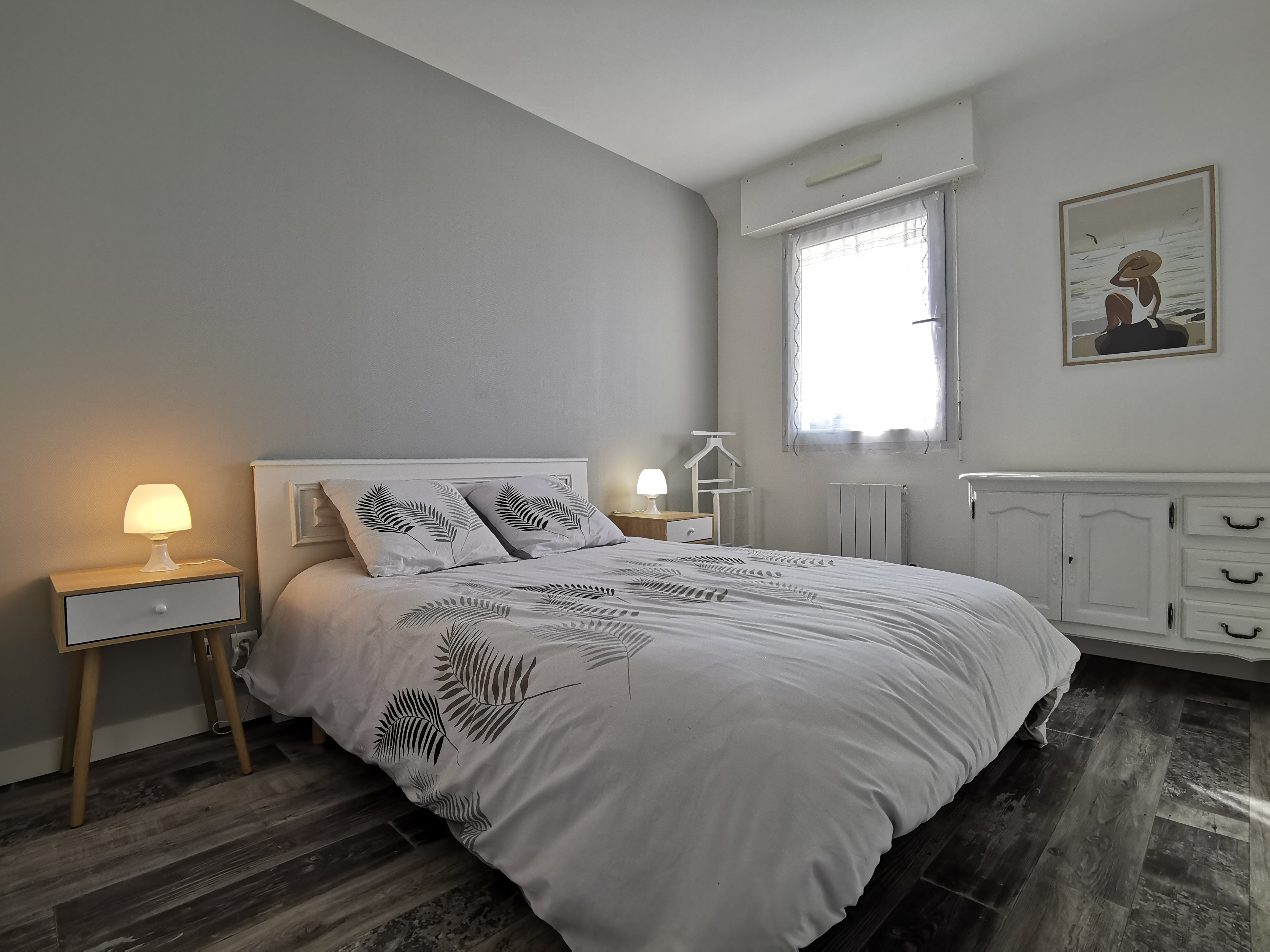 Une chambre avec un lit 140