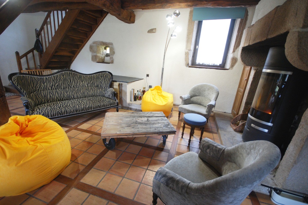 Salon cozy Gîte LE BEAUMONT DU LAC Longère 150m² Clévacances Beaumont du Lac 87120
