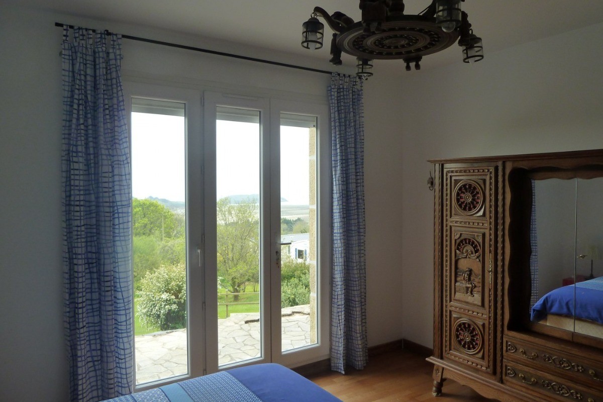 Chambre 2 RDC, accès direct sur la terrasse et vue mer.