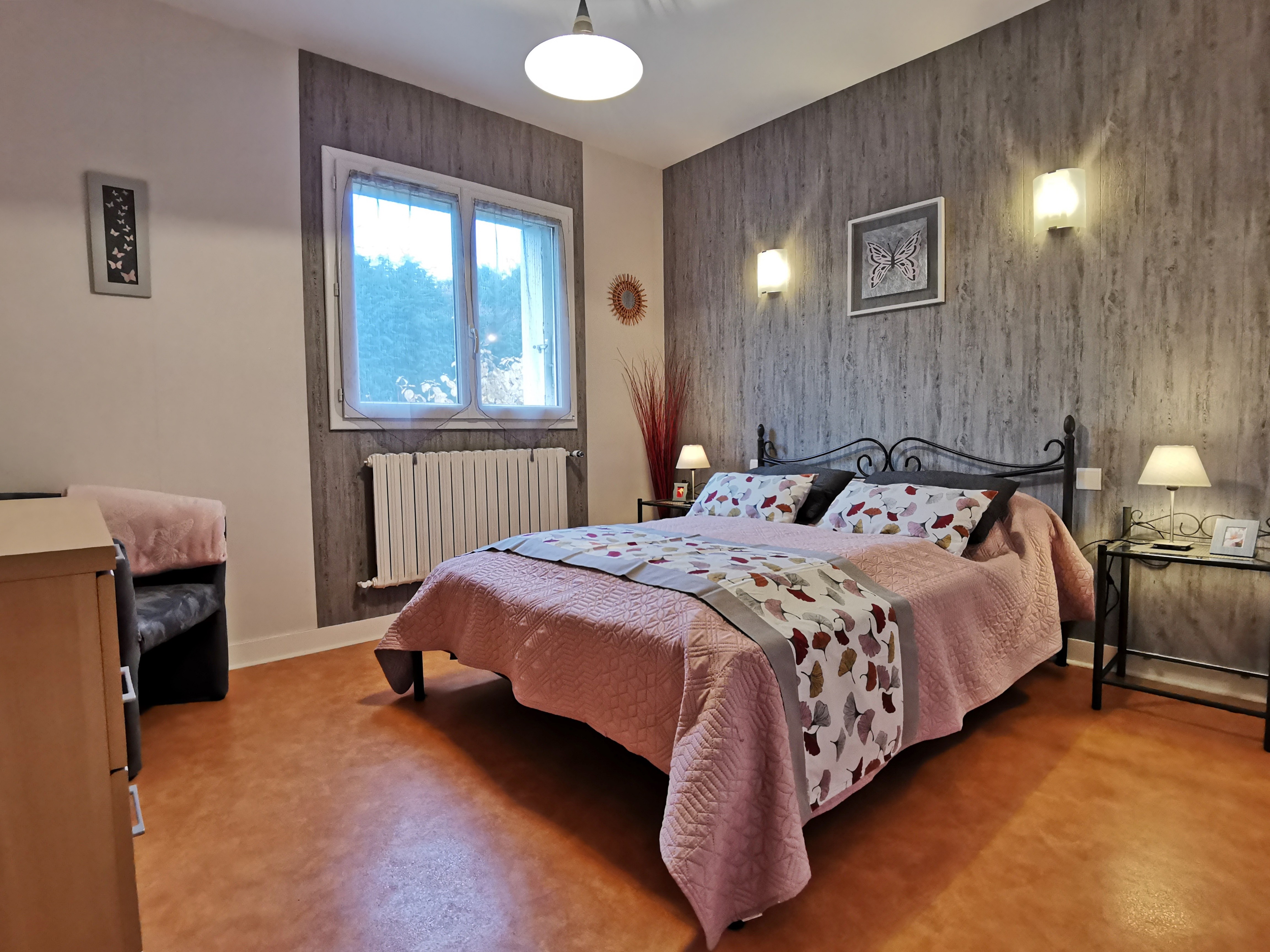 Ground floor: Bedroom 1 - Bed 140