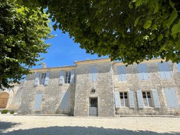 Entrée des 3 gîtes de l'Abbaye de Trizay