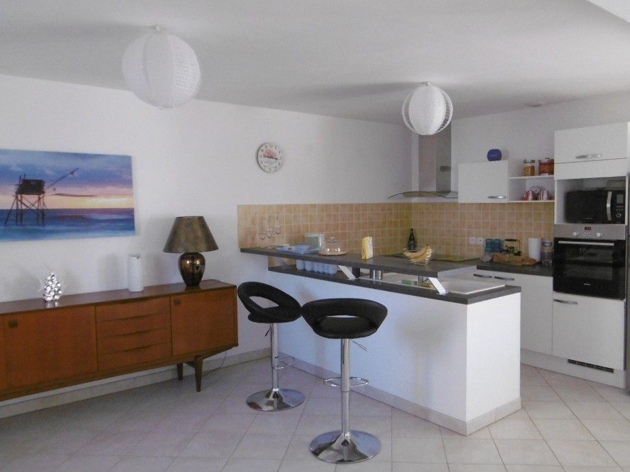 Cuisine aménagée et équipée dans le séjour