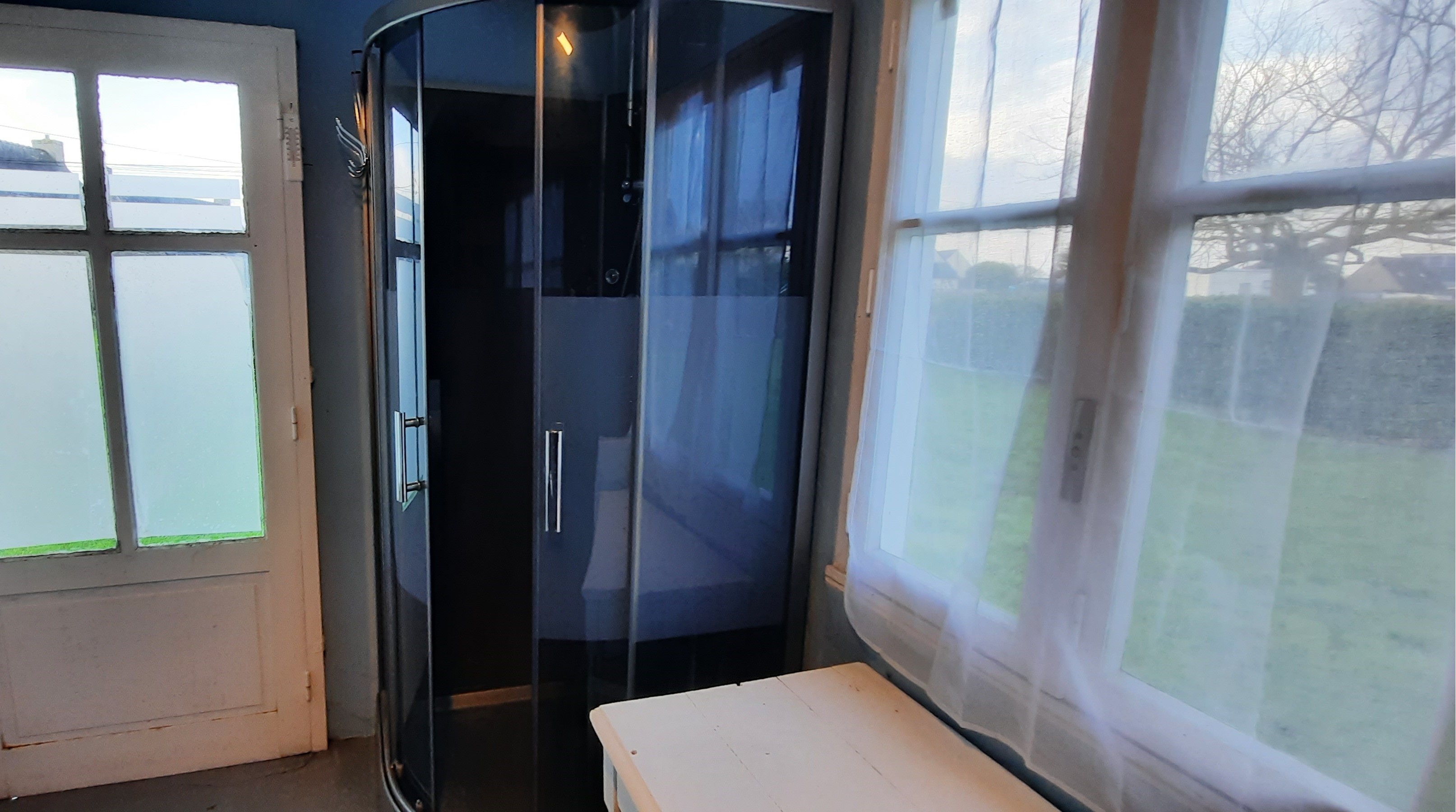 2ème douche dans la buanderie pour les retours de plage et/ou de surf