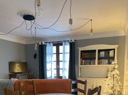 Espace repas espace salon avec coin bibliothèque