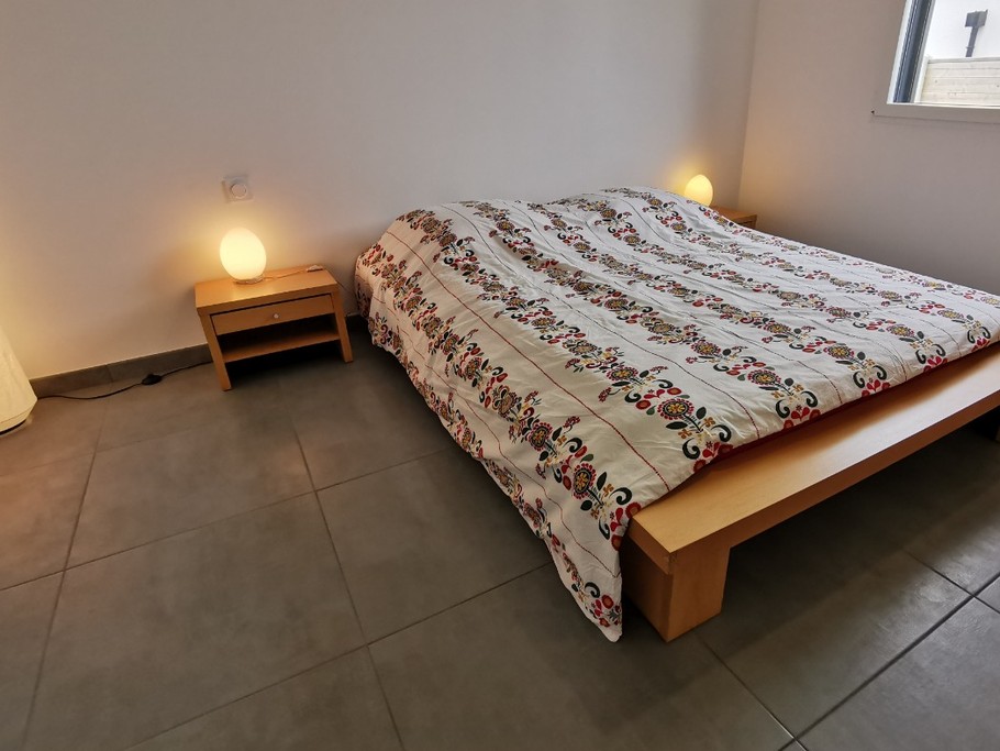 Chambre spacieuse avec un lit 160