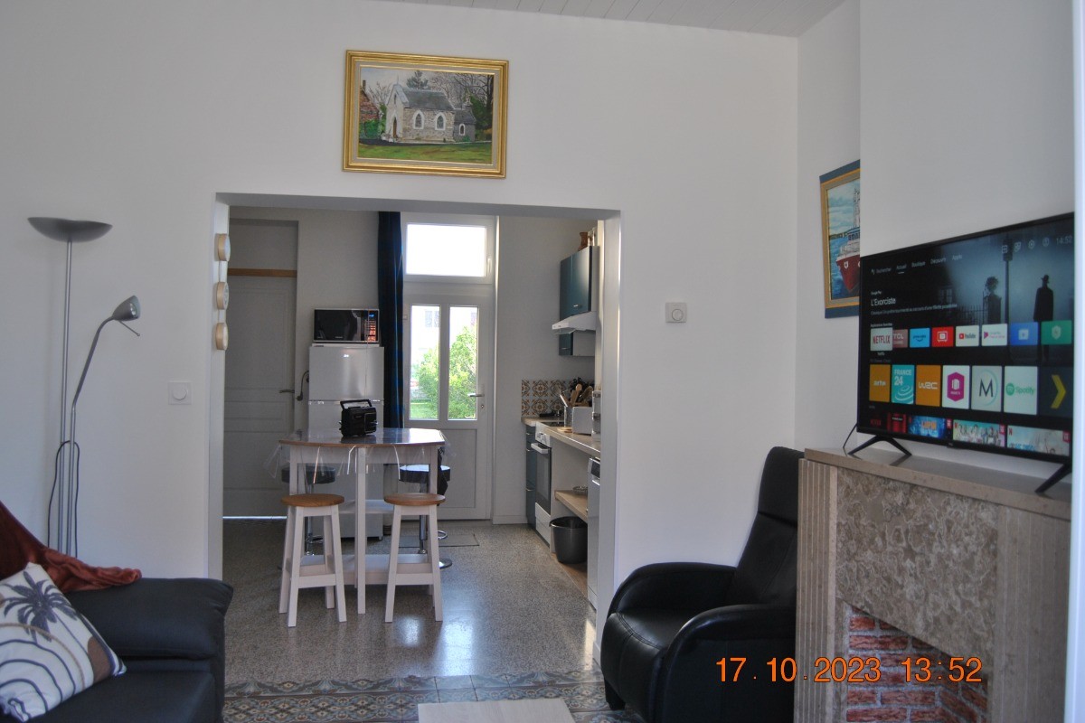 Salon lumineux ouvert sur la cuisine (Appartement L'entre 2 Caps)